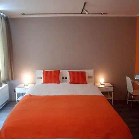 Suite 11-2